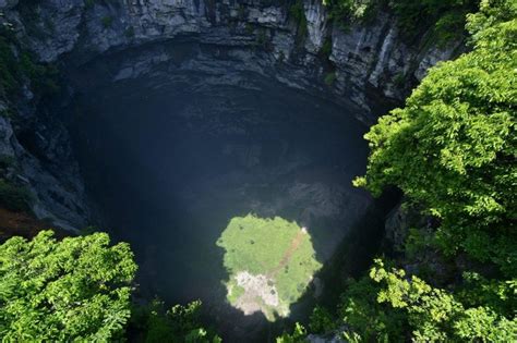  洪洞天坑！壮大な地下世界と神秘的な石筍の王国へようこそ！