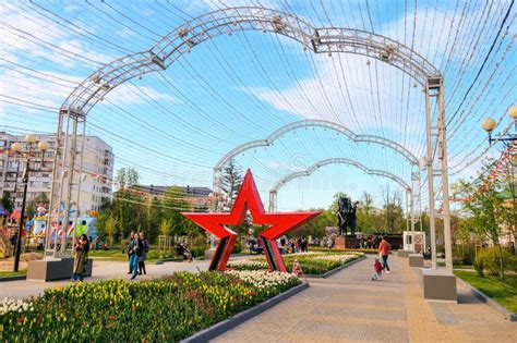  紅星公園、広大な緑地と壮観な彫刻であなたを魅了する！