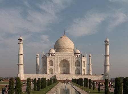  ヤルハ・マハル！壮大なムガル建築と愛の物語が織りなす神秘の世界へ